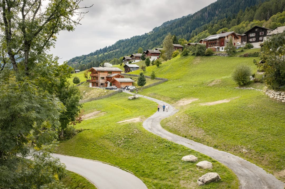 Mondhaus Resort Fiesch: Zufahrt zum Grundstück im Granacher
