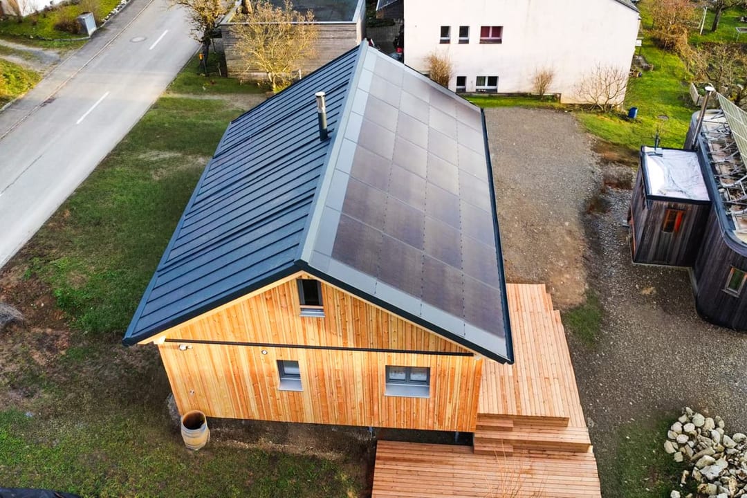ZINIPI 3-ModulHaus in Gallenkirch AG: Luftaufnahme mit Indach-Photovoltaik über die ganze Südseite