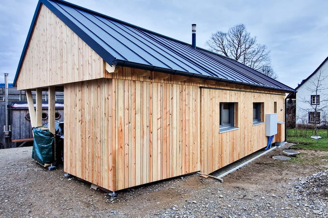ZINIPI 3-ModulHaus in Gallenkirch AG: Seitenansicht mit Metalldach kurz nach der Montage