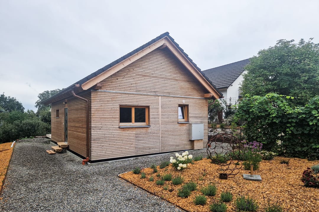 ZINIPI 2-ModulHaus in Opfertshofen SH: Holzfassade mit Satteldach und neu angelegtem Garten