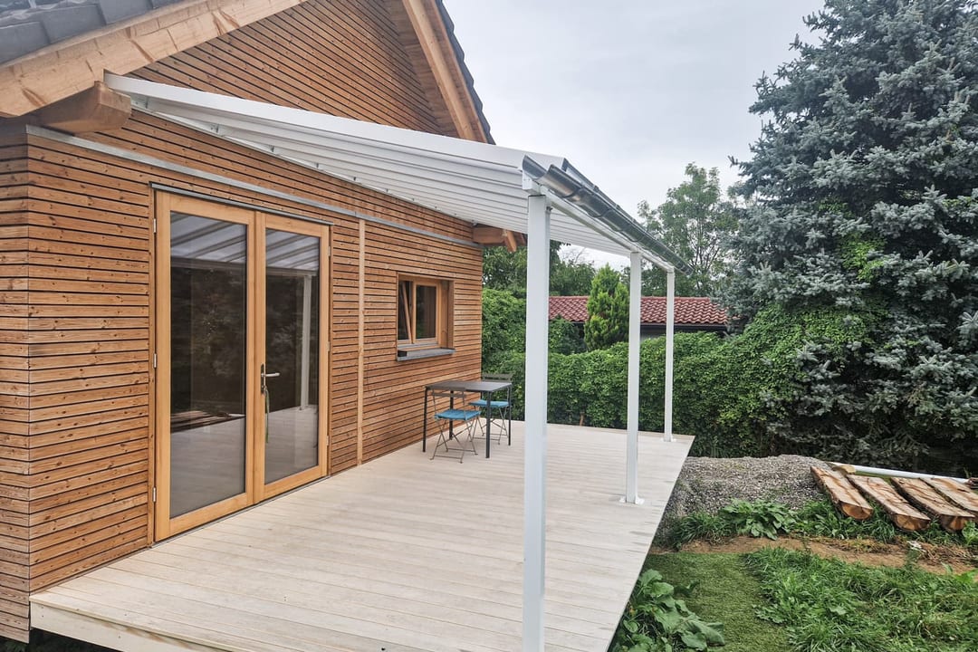 ZINIPI 2-ModulHaus in Opfertshofen SH: gedeckte Terrasse vor dem Wohnzimmer