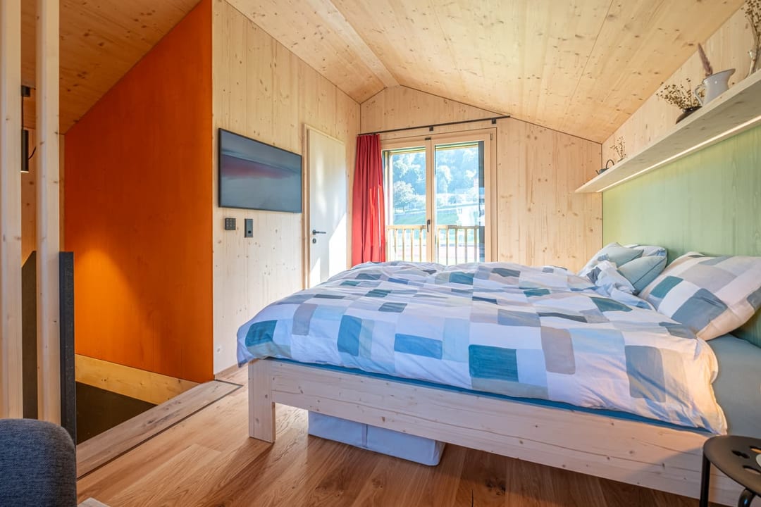 VIVĀN ELEMENT SwissBijou in Stans: Schlafzimmer im Obergeschoss