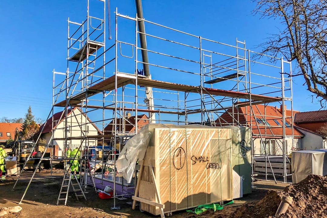 VIVĀN SIGNATURE Compact in Zschepplin bei Leipzig: Anlieferung der vorgefertigten Elemente mit Kran