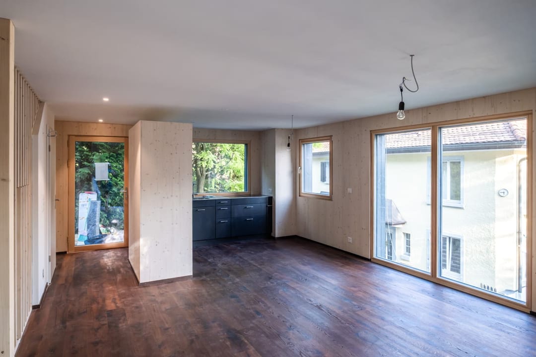 VIVĀN SIGNATURE Compact in Zürich-Wipkingen: Wohnraum mit grossen Fensterflächen