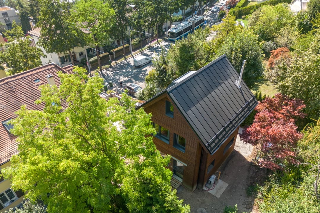 VIVĀN SIGNATURE Compact in Zürich-Wipkingen: das Haus zwischen den Bäumen des Quartiers
