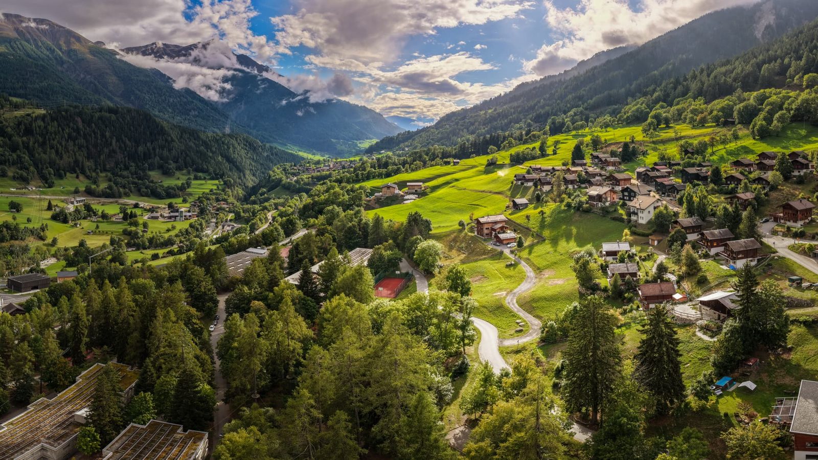 Mondhaus Resort Fiesch: Blick über Fiesch und das Goms