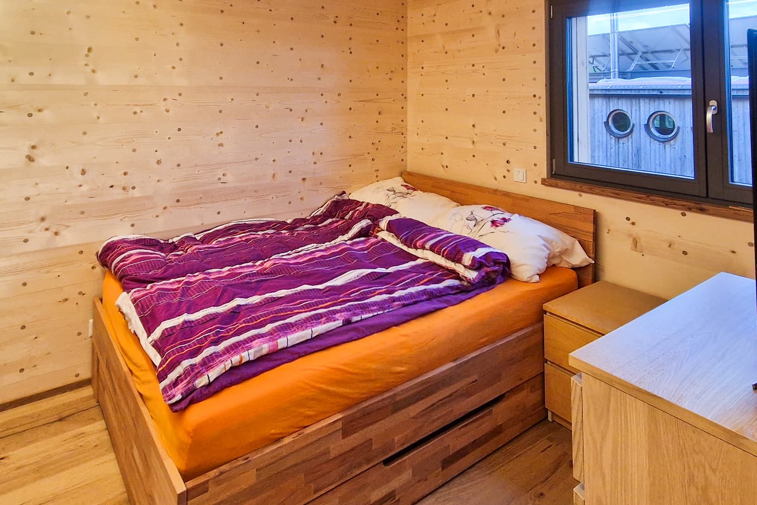 ZINIPI 3-ModulHaus in Gallenkirch AG: Schlafzimmer mit Massivholzbett