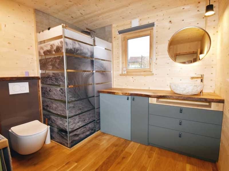 ZINIPI 2-ModulHaus in Opfertshofen SH: Bad mit Dusche und Waschtisch aus Holz