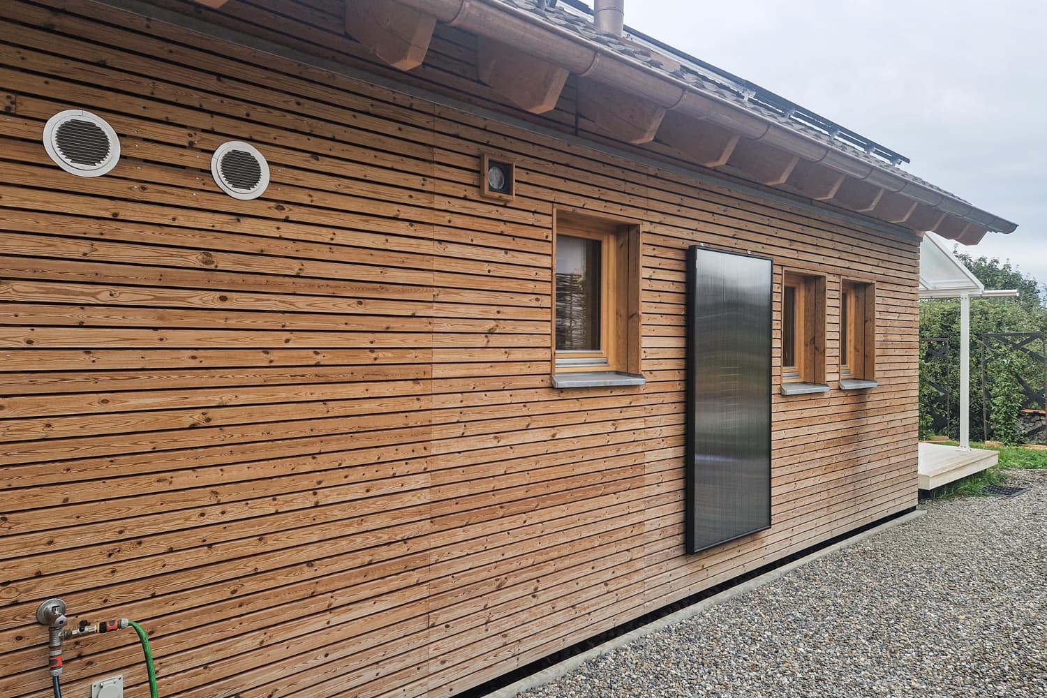 ZINIPI 2-ModulHaus in Opfertshofen SH: Längsseite mit Holzfassade