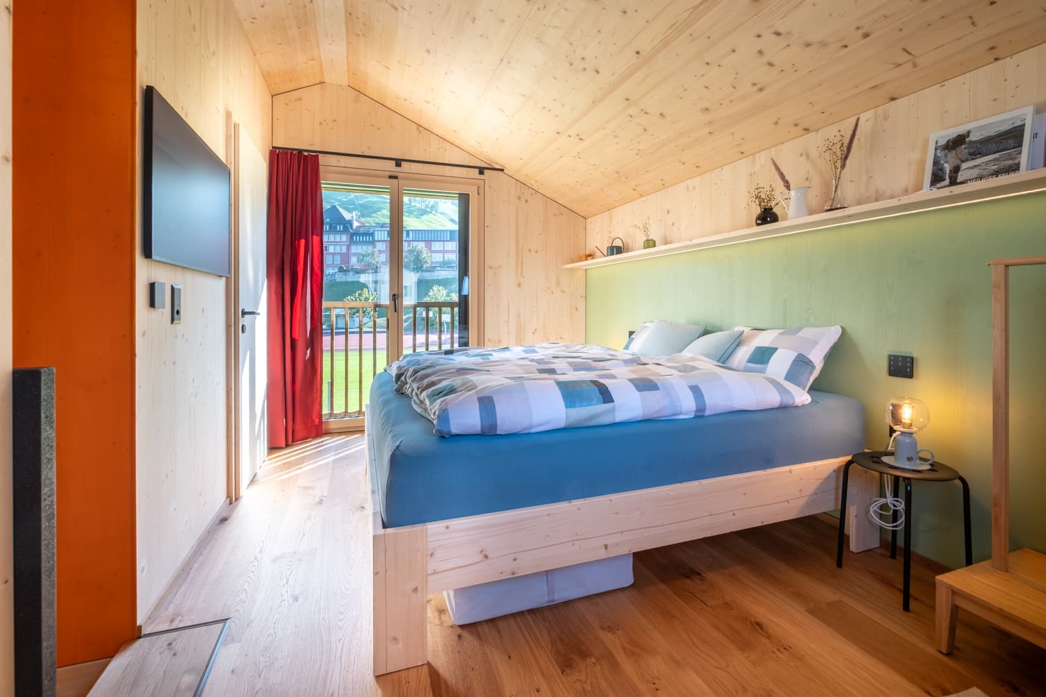 VIVĀN ELEMENT SwissBijou in Stans: Schlafzimmer mit Terrassentür
