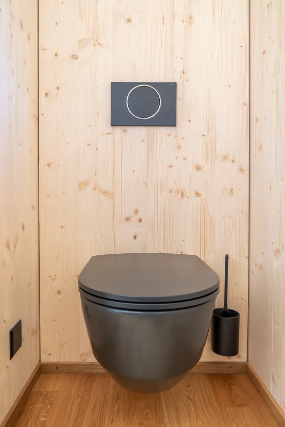VIVĀN ELEMENT SwissBijou in Stans: WC mit schwarzen Akzenten