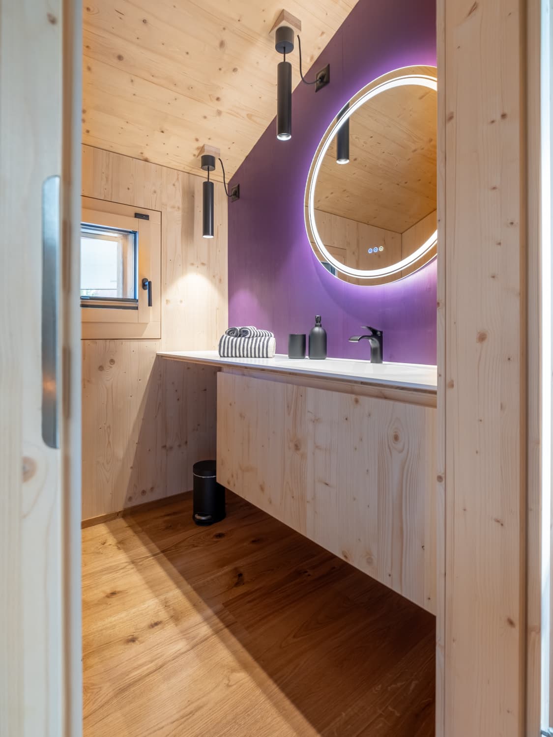 VIVĀN ELEMENT SwissBijou in Stans: Badezimmer im Obergeschoss