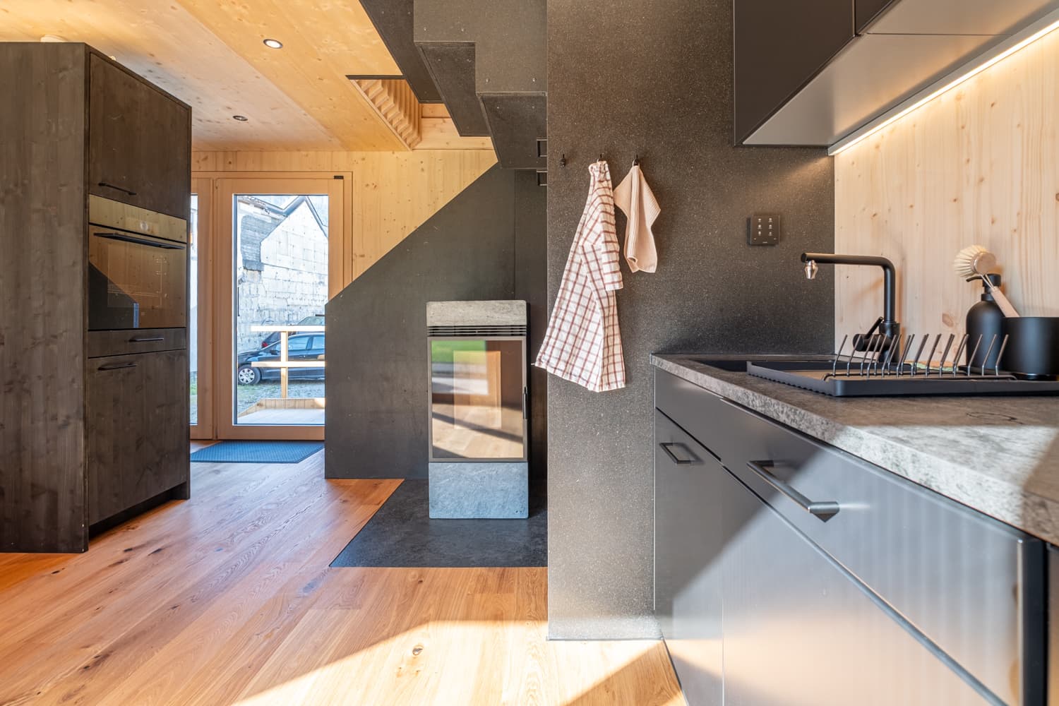 VIVĀN ELEMENT SwissBijou in Stans: Küche mit Blick zur Treppe
