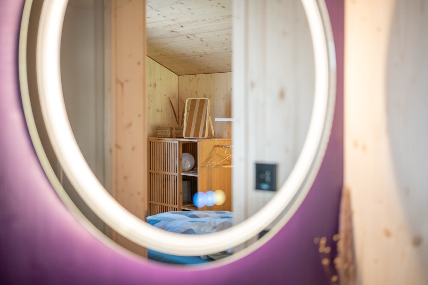 VIVĀN ELEMENT SwissBijou in Stans: Spiegelblick ins Schlafzimmer