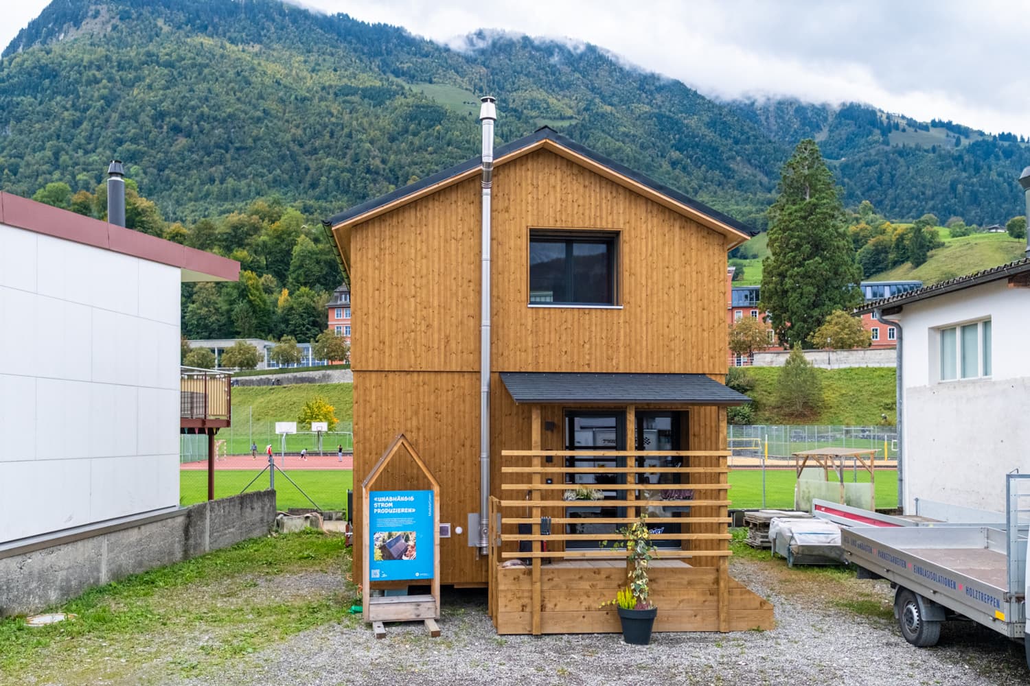 VIVĀN ELEMENT SwissBijou in Stans: das Haus in Stans mit Bergkulisse