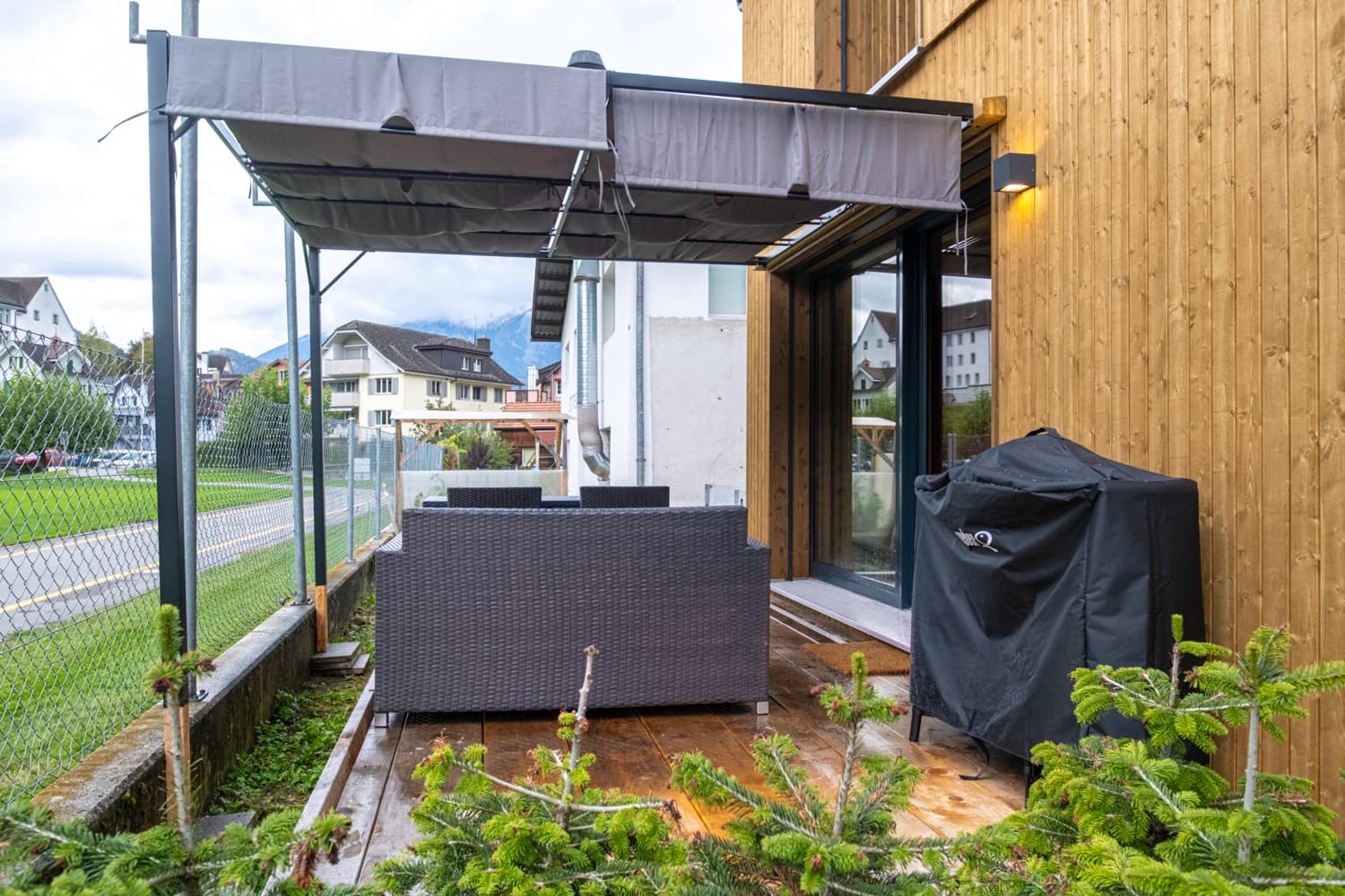 VIVĀN ELEMENT SwissBijou in Stans: Terrasse mit Pergola und Lounge
