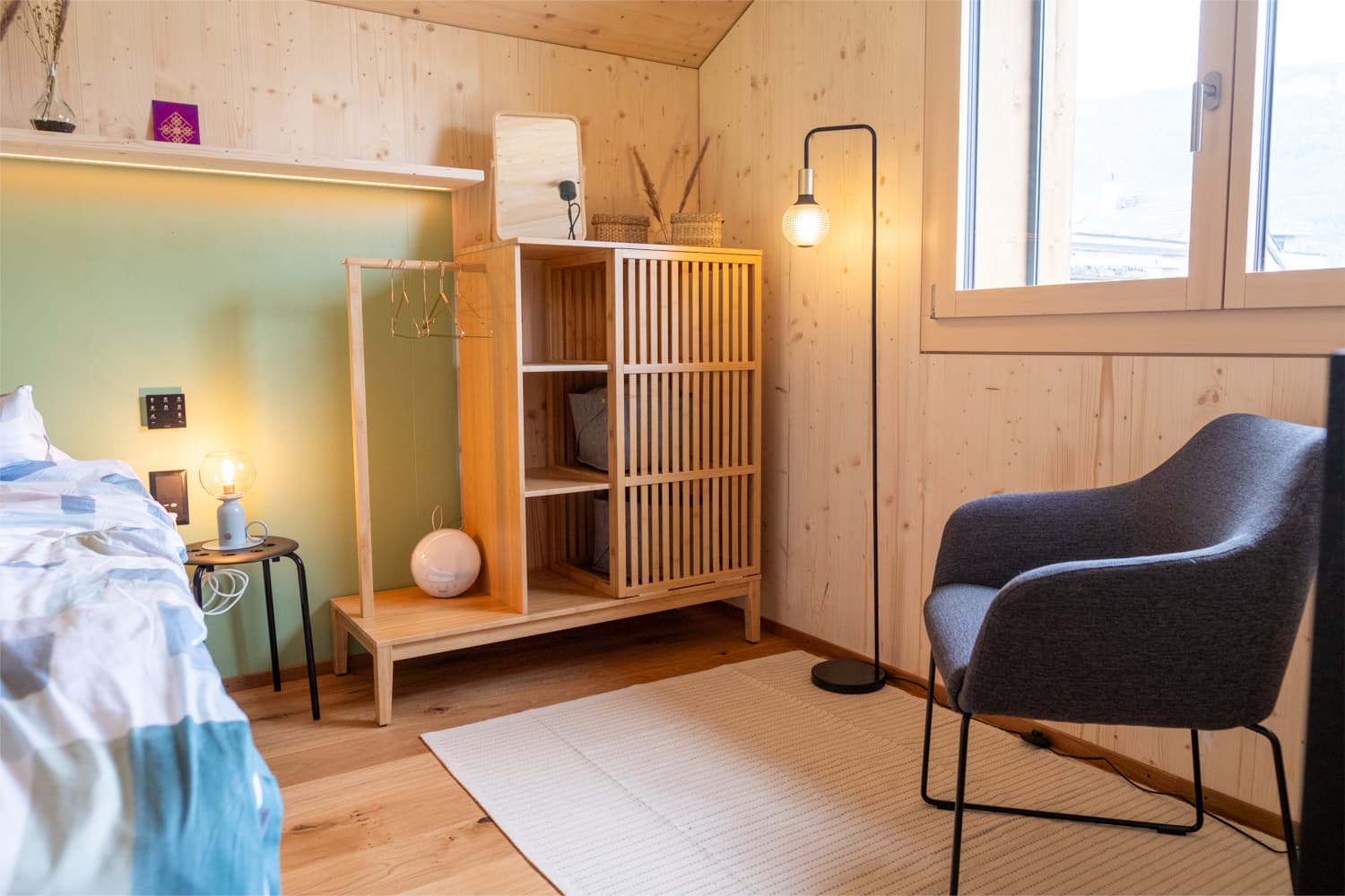 VIVĀN ELEMENT SwissBijou in Stans: Schlafzimmer mit Sitzecke und Garderobe
