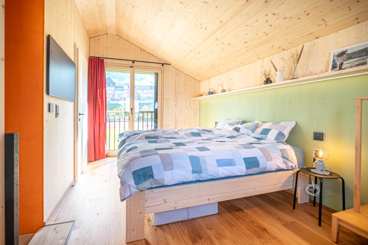 VIVĀN ELEMENT SwissBijou in Stans: Schlafzimmer mit Zugang zum Balkon