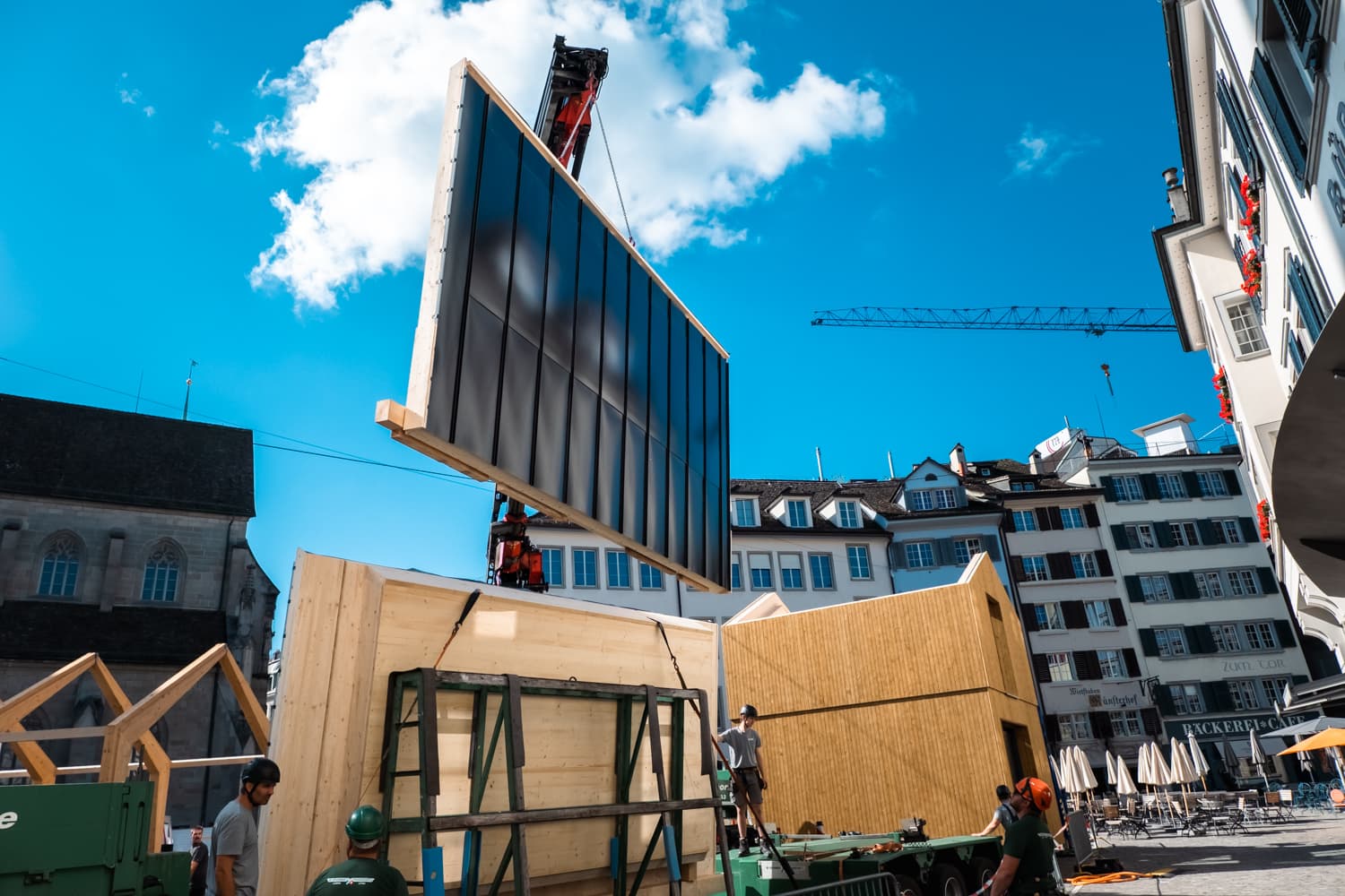VIVĀN ELEMENT SwissBijou: das Solardach am Kran