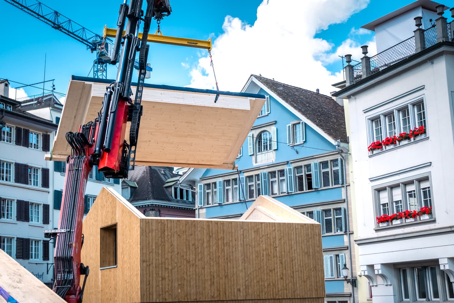 VIVĀN ELEMENT SwissBijou: Dachelement über dem Münsterhof