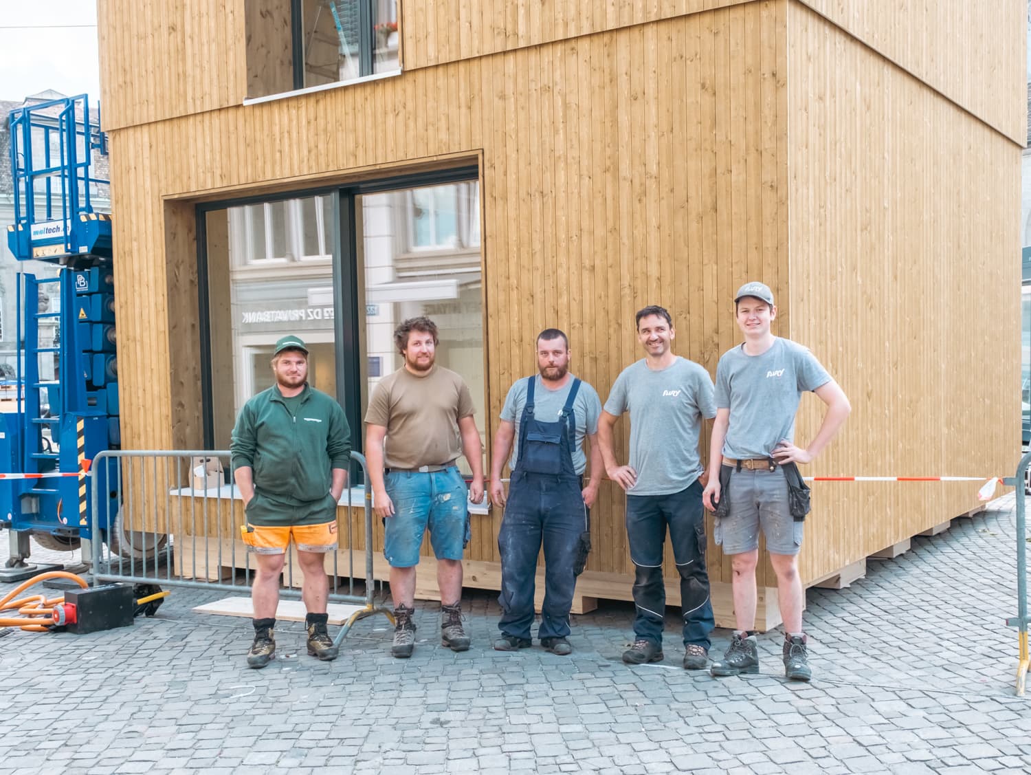 VIVĀN ELEMENT SwissBijou: das Team vor dem SwissBijou auf dem Münsterhof