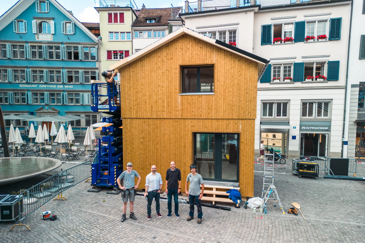 VIVĀN ELEMENT SwissBijou: Aufbau der Fassade mit Hebebühne