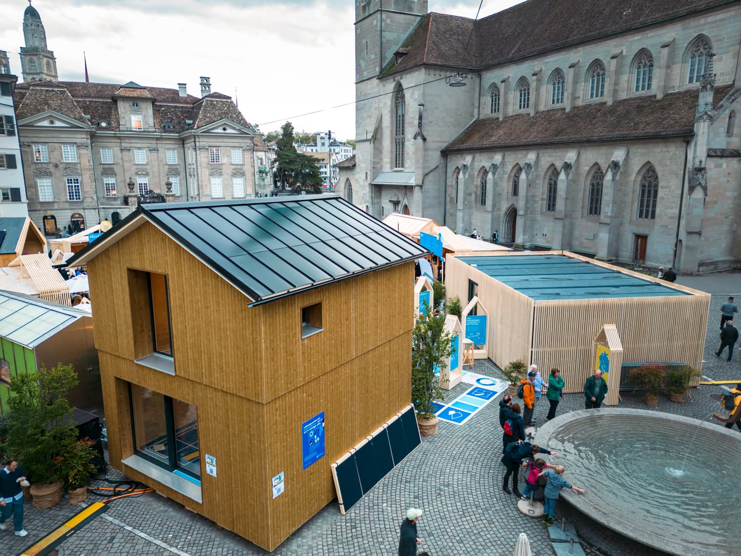VIVĀN ELEMENT SwissBijou: das SwissBijou vor der Kirche auf dem Münsterhof
