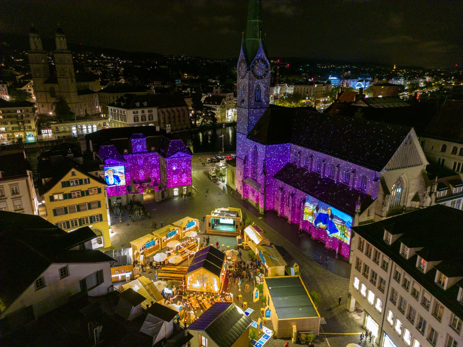 VIVĀN ELEMENT SwissBijou: der Münsterhof bei Nacht