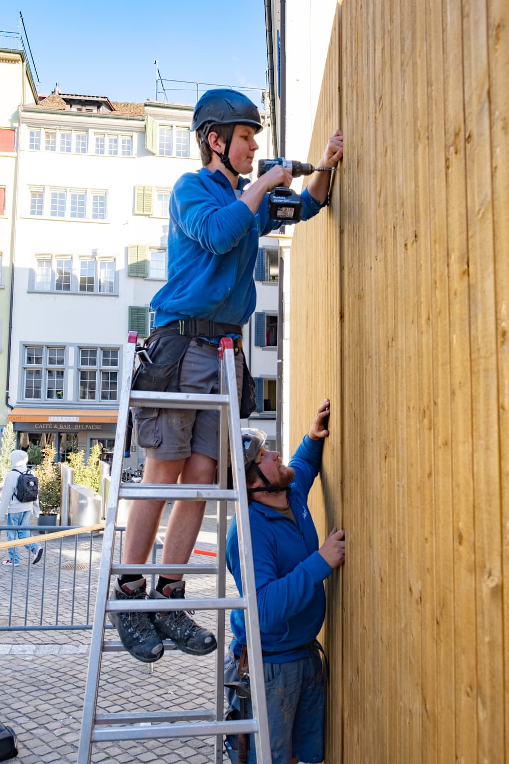 VIVĀN ELEMENT SwissBijou: Montage der Fassade auf dem Münsterhof