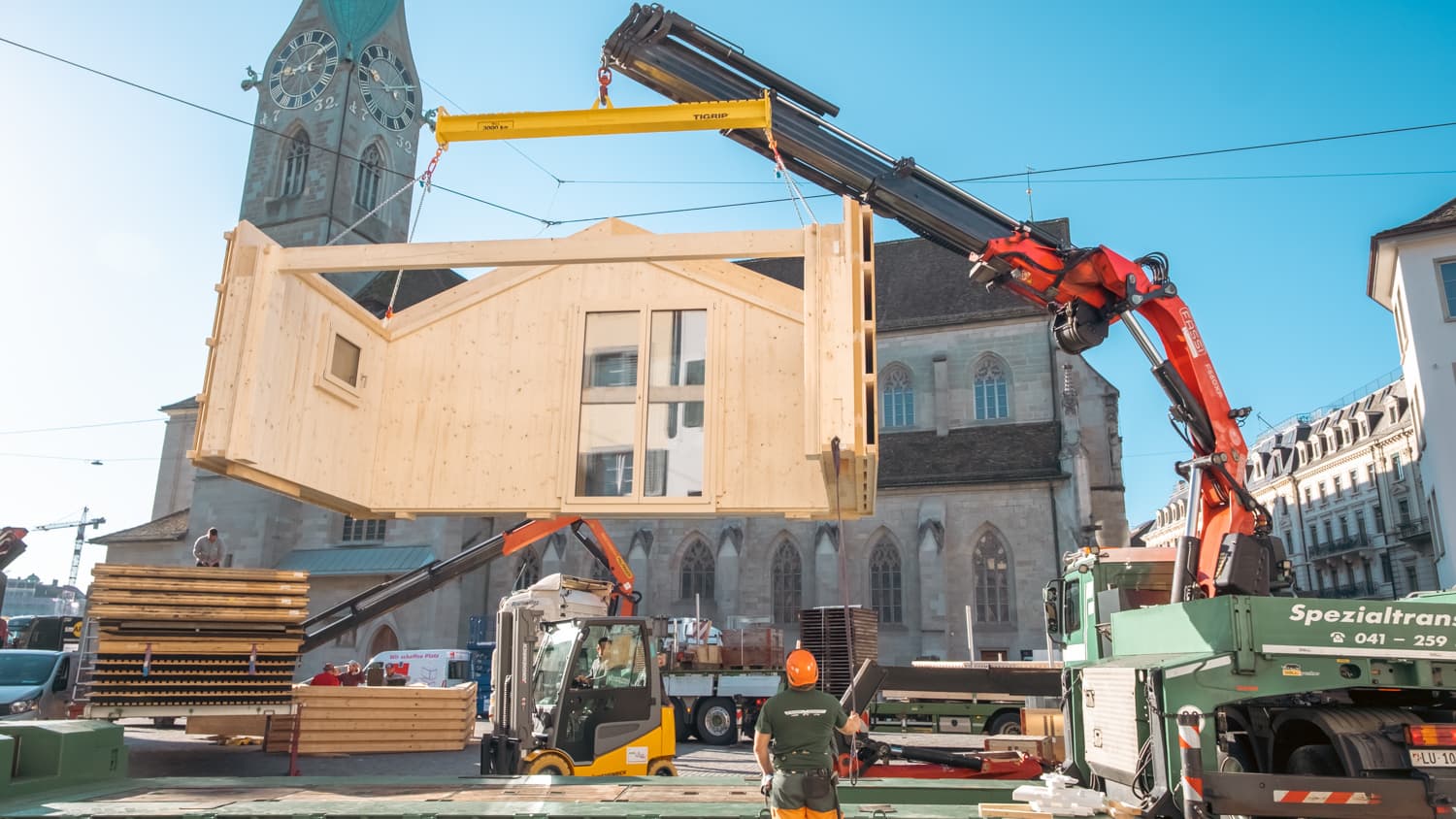 VIVĀN ELEMENT SwissBijou: Dachelement am Kran über dem Münsterhof