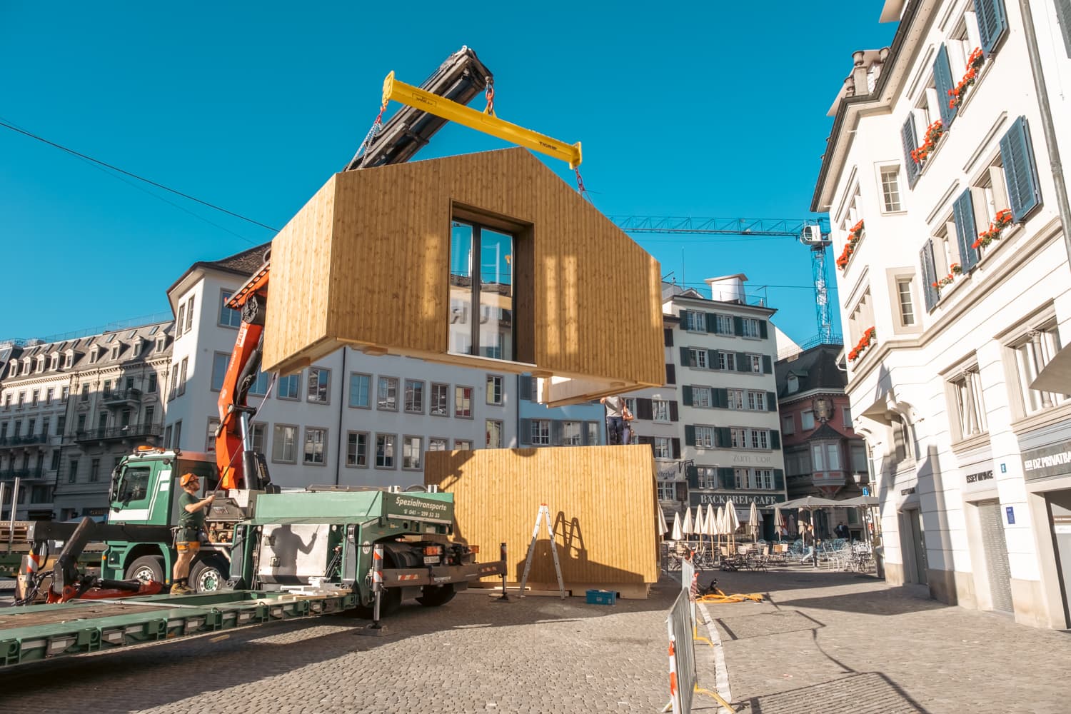 VIVĀN ELEMENT SwissBijou: Aufbau am HEV-Jubiläum auf dem Münsterhof Zürich