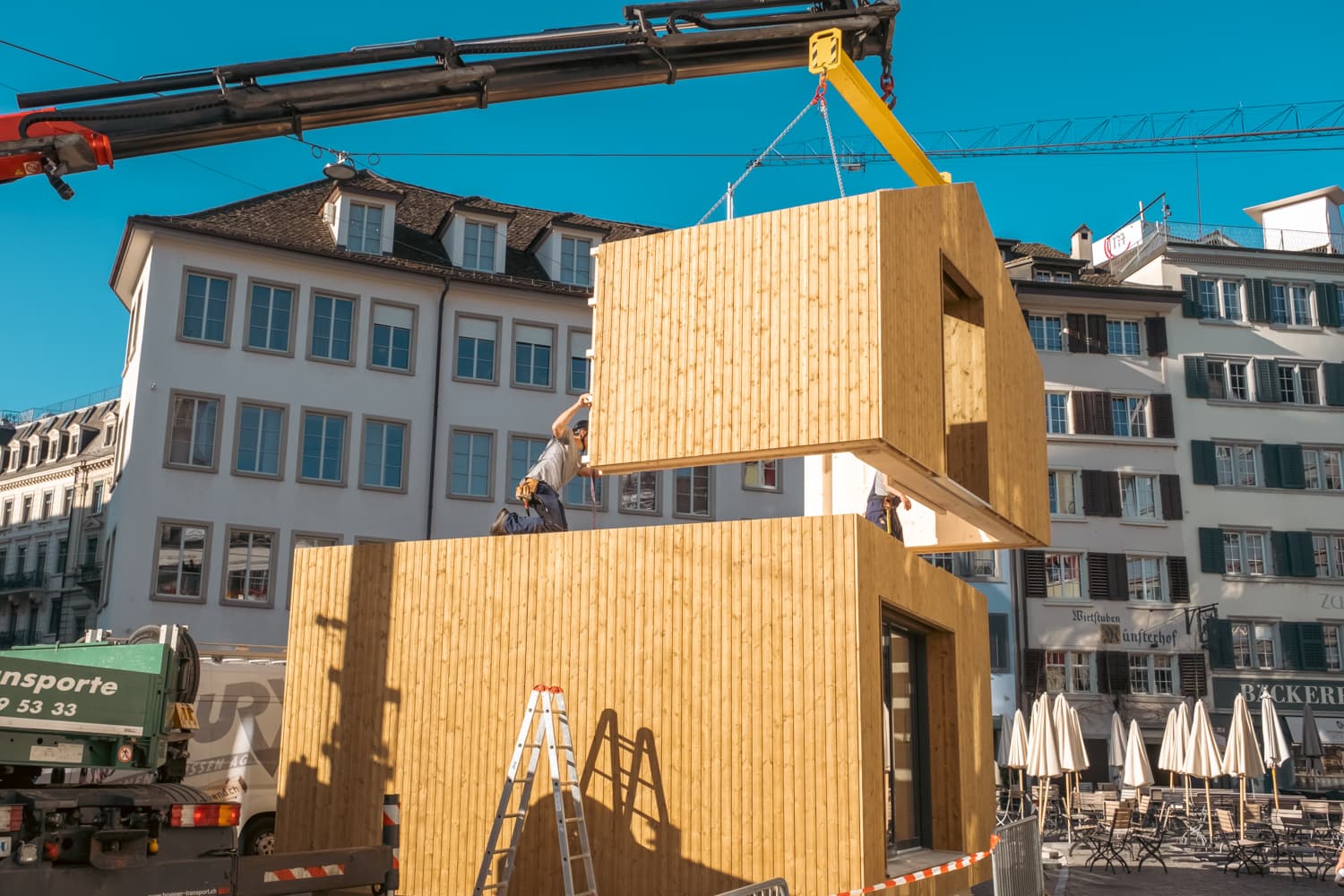 VIVĀN ELEMENT SwissBijou: die beiden Module werden versetzt