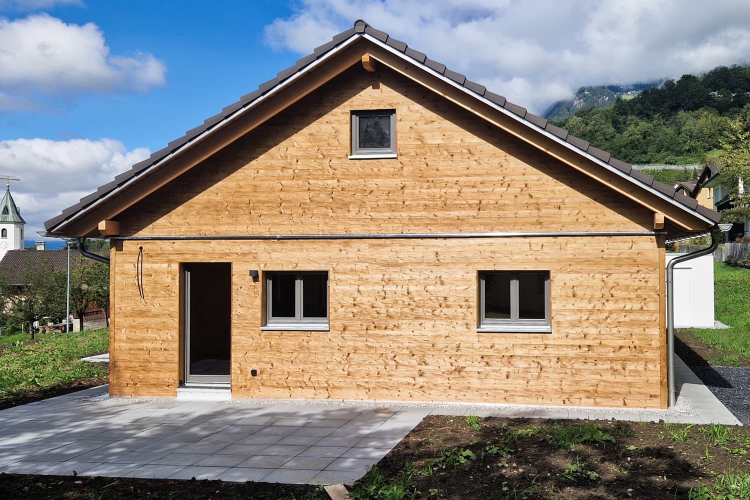 ZINIPI 4-ModulHaus in Triesen FL: Giebelseite mit Eingang