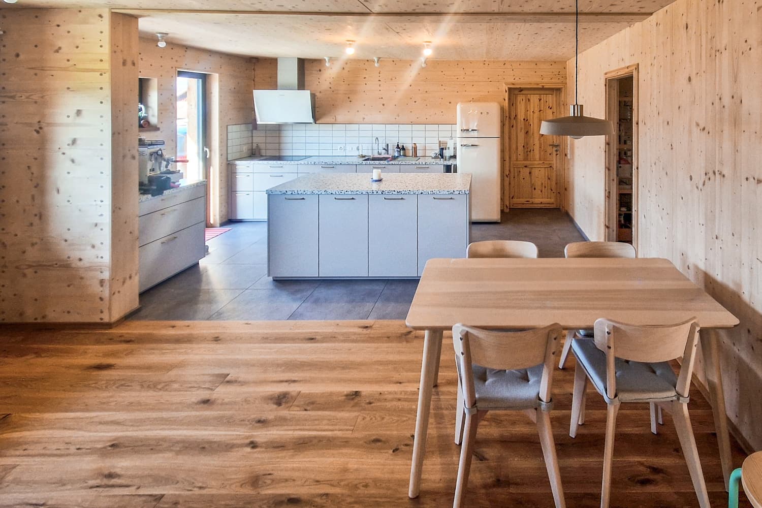 ZINIPI 4-ModulHaus in Triesen FL: Wohnraum mit Esstisch und offener Küche