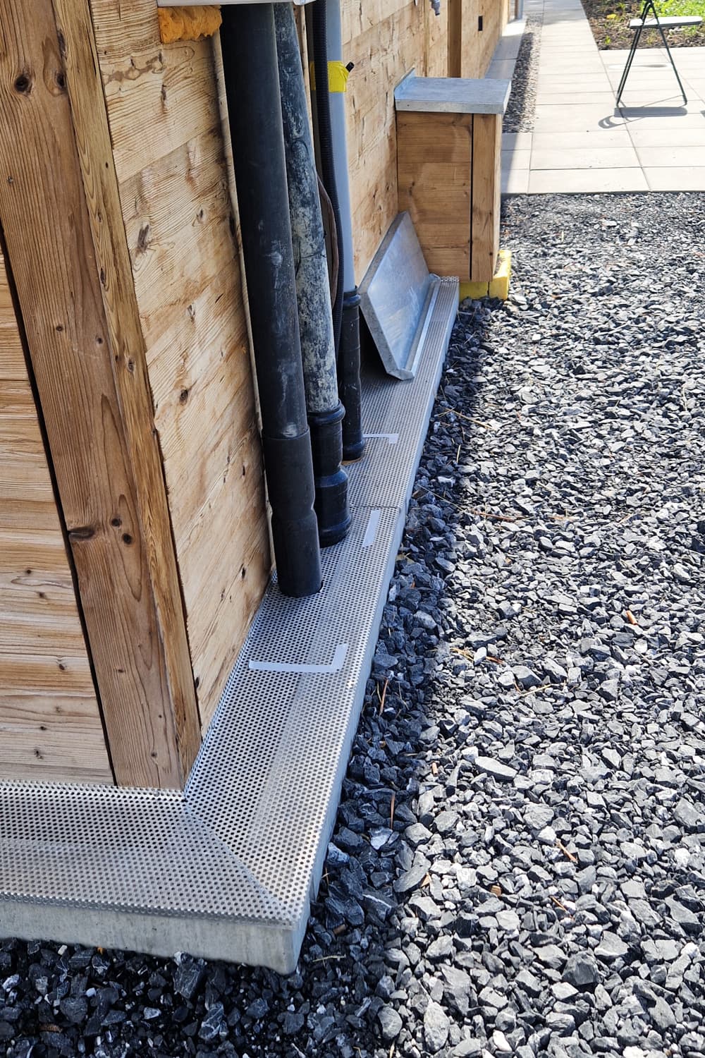 ZINIPI 4-ModulHaus in Triesen FL: Detail des Sockels mit Kiesstreifen
