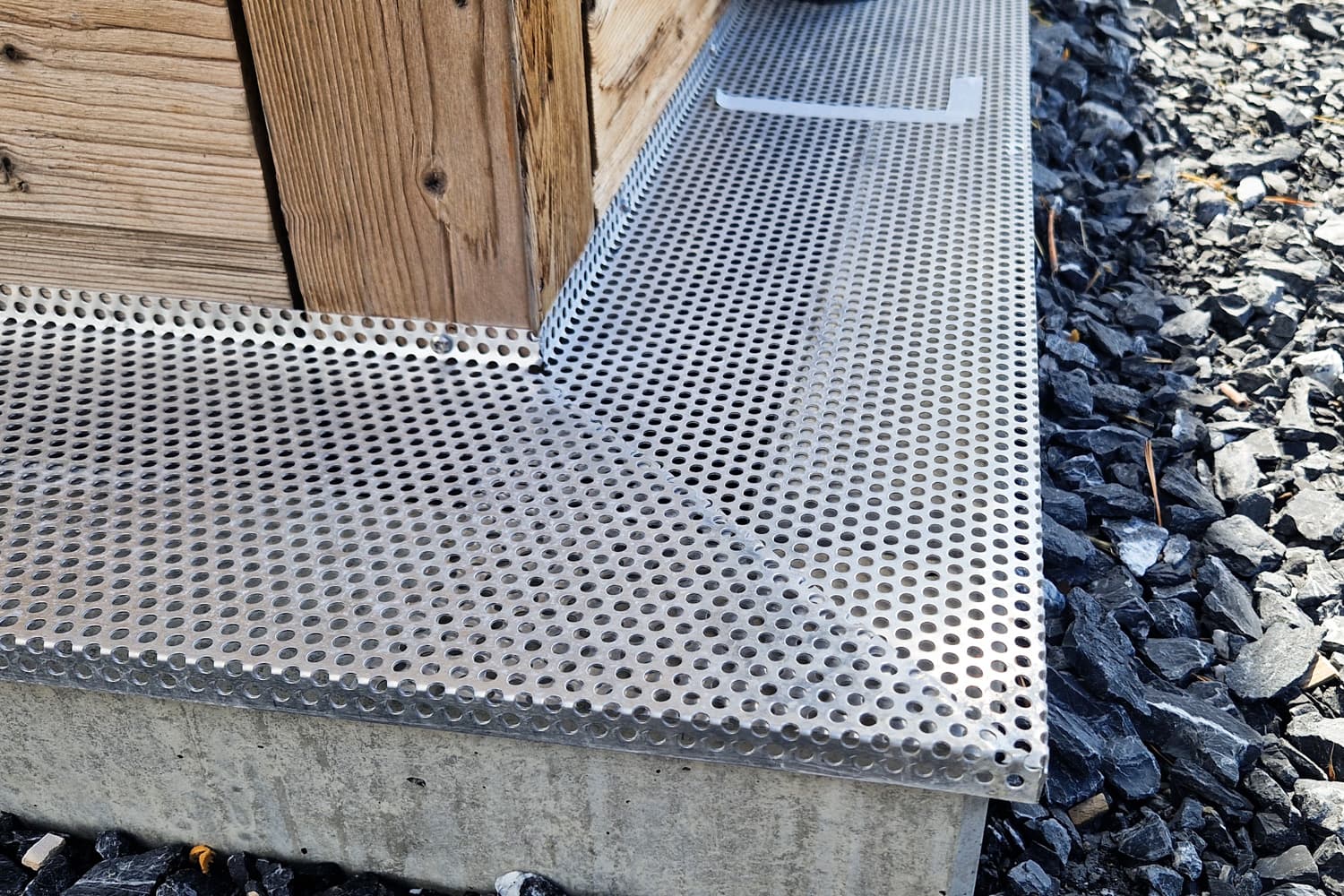 ZINIPI 4-ModulHaus in Triesen FL: Detail des gelochten Sockelblechs