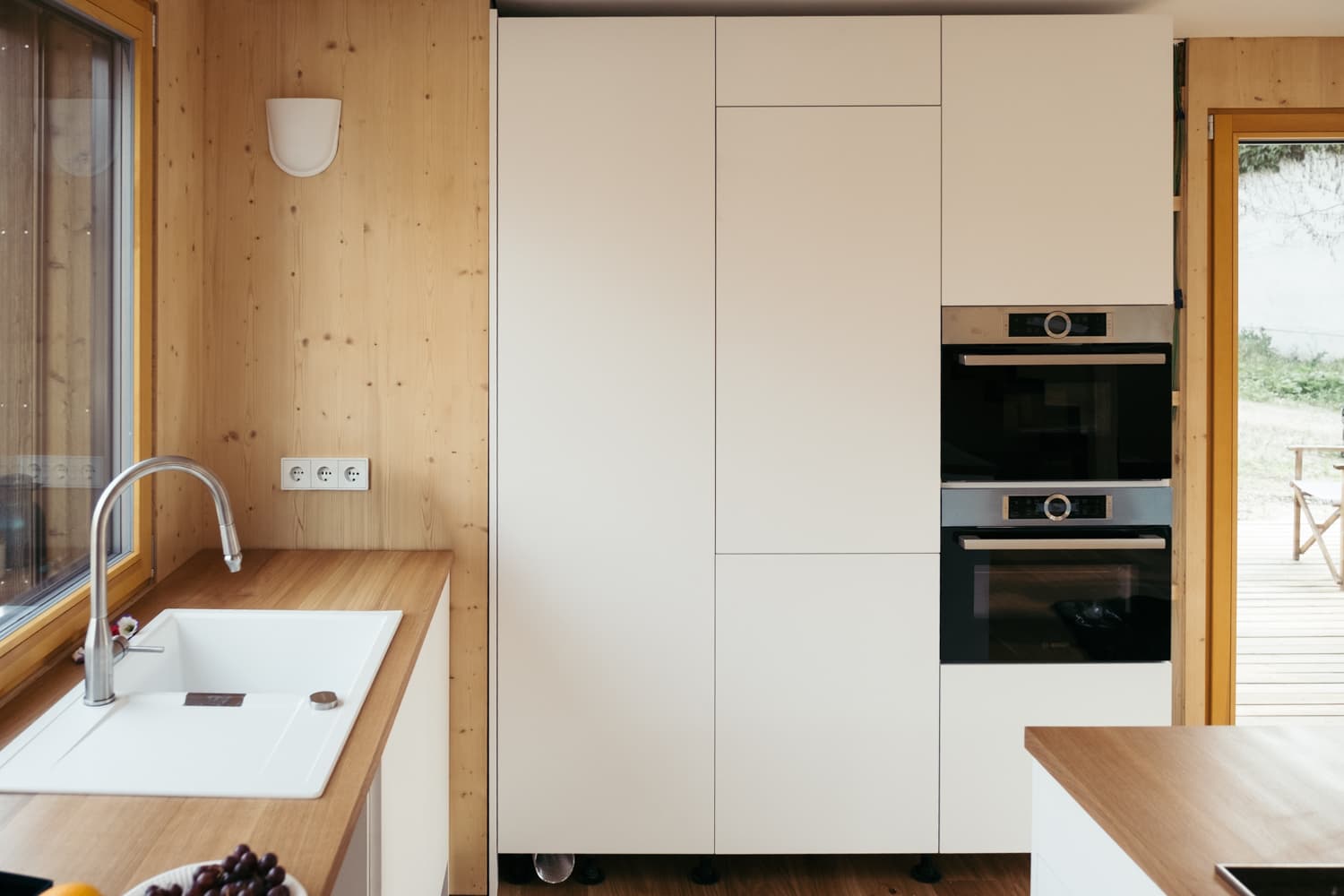 VIVĀN SIGNATURE Compact in Zschepplin bei Leipzig: Küche mit Arbeitsflächen aus Holz