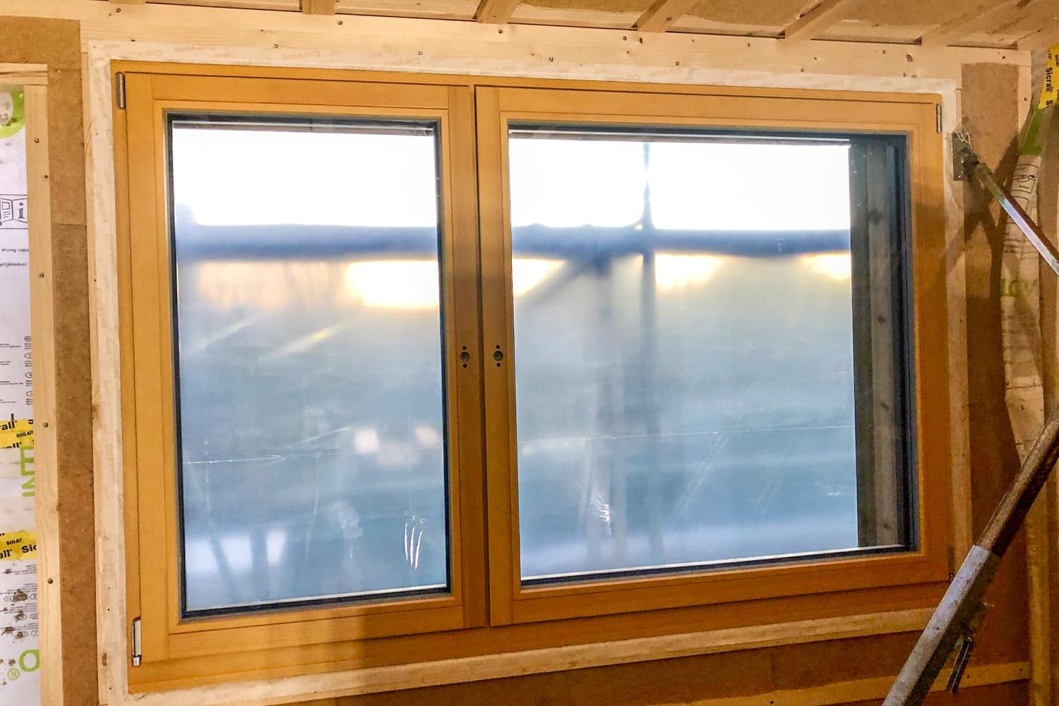 VIVĀN SIGNATURE Compact in Zschepplin bei Leipzig: Holzfenster während des Innenausbaus