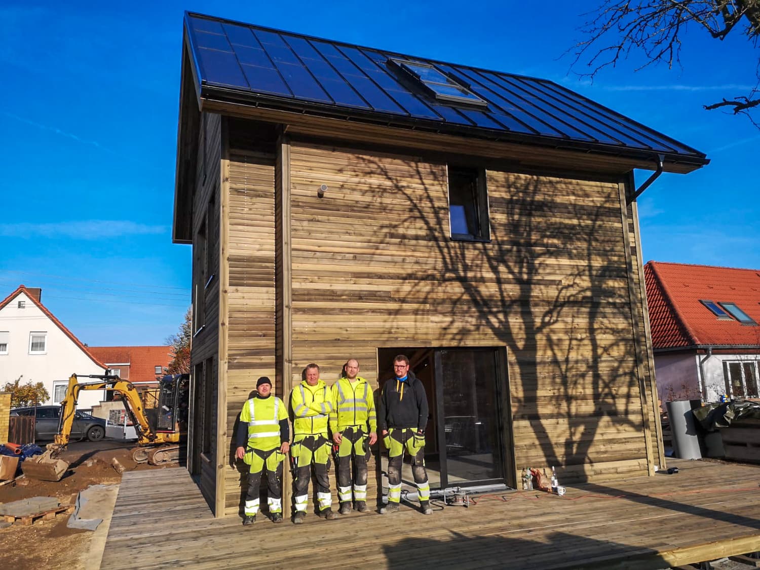 VIVĀN SIGNATURE Compact in Zschepplin bei Leipzig: das Montageteam vor dem Rohbau mit Indach-Photovoltaik