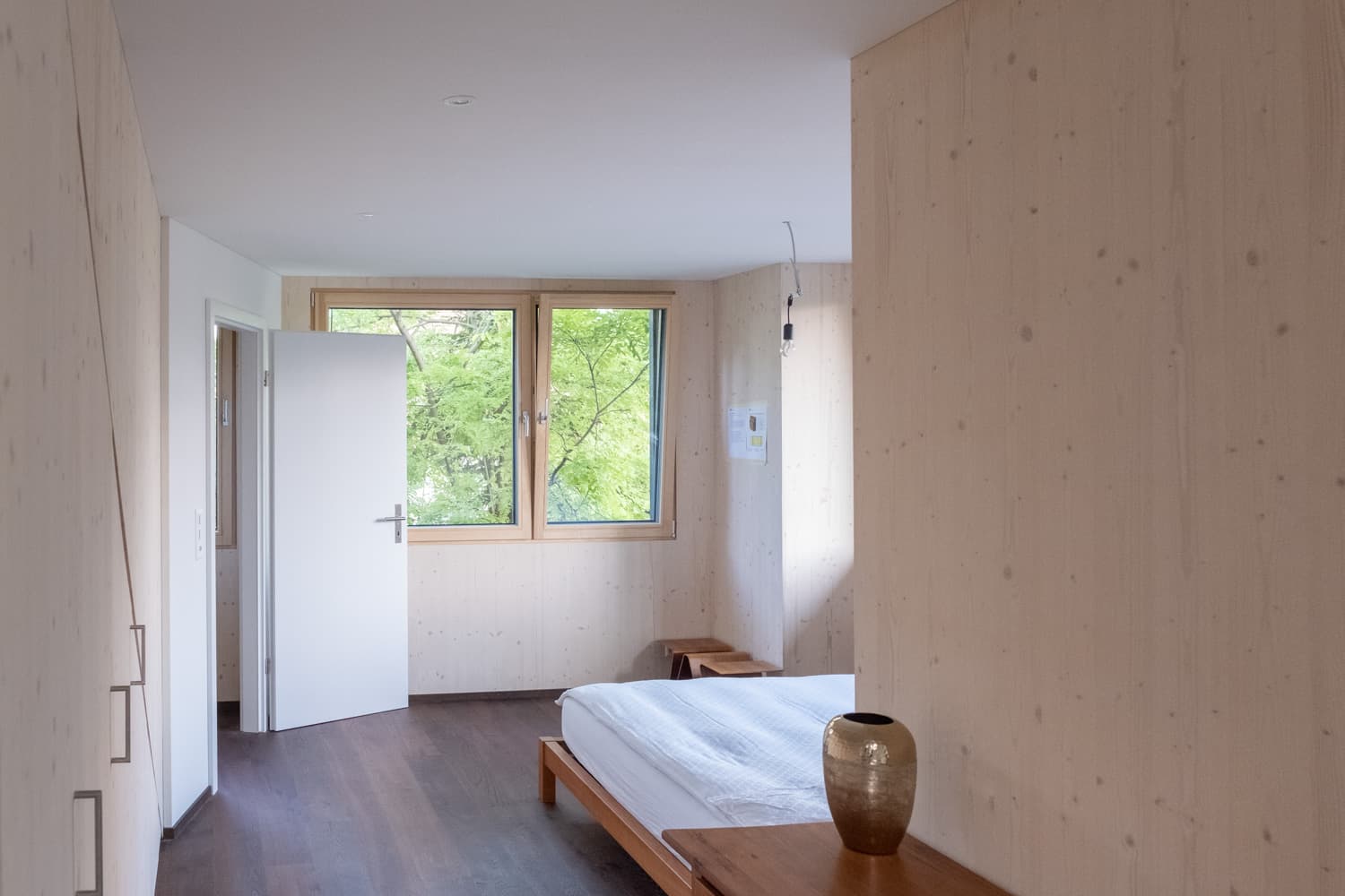 VIVĀN SIGNATURE Compact in Zürich-Wipkingen: Schlafzimmer mit Gartenblick
