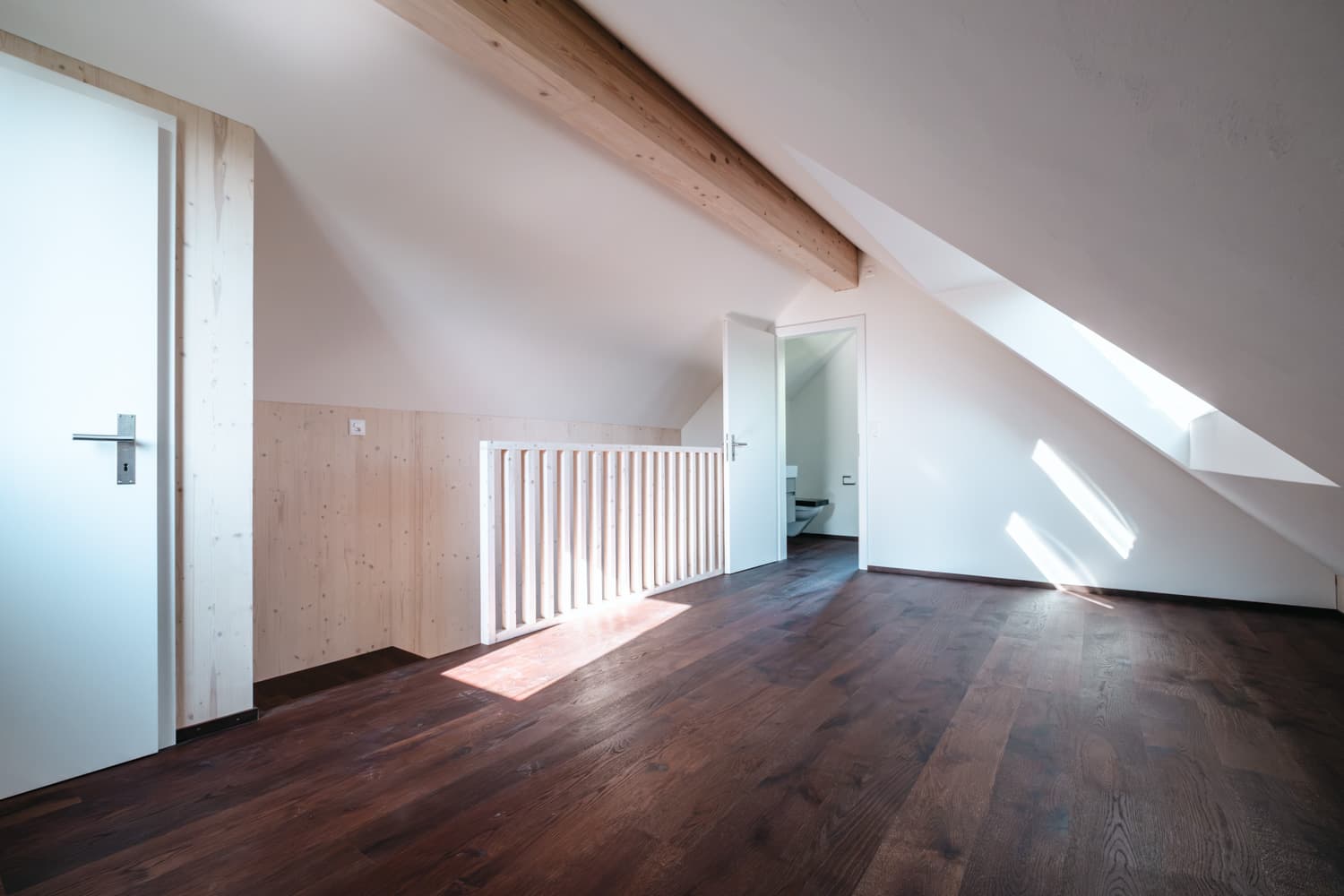 VIVĀN SIGNATURE Compact in Zürich-Wipkingen: Dachgeschoss mit dunklem Holzboden