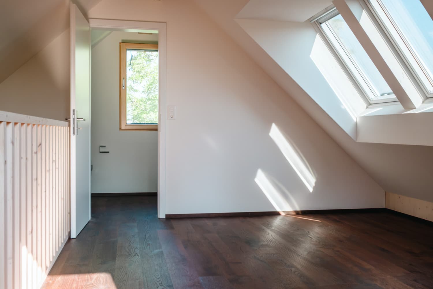 VIVĀN SIGNATURE Compact in Zürich-Wipkingen: Zimmer im Dachgeschoss mit Dachfenster