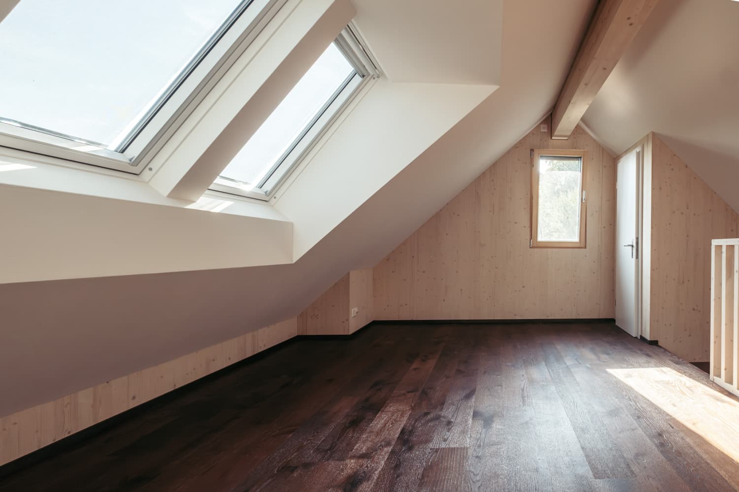 VIVĀN SIGNATURE Compact in Zürich-Wipkingen: Dachgeschoss mit zwei Dachfenstern