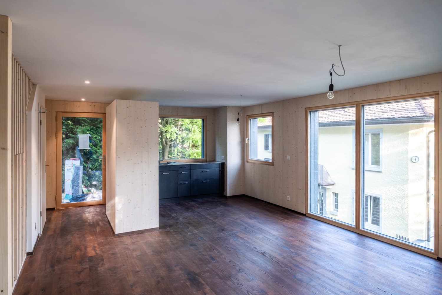 VIVĀN SIGNATURE Compact in Zürich-Wipkingen: Wohnraum mit grossen Fensterflächen