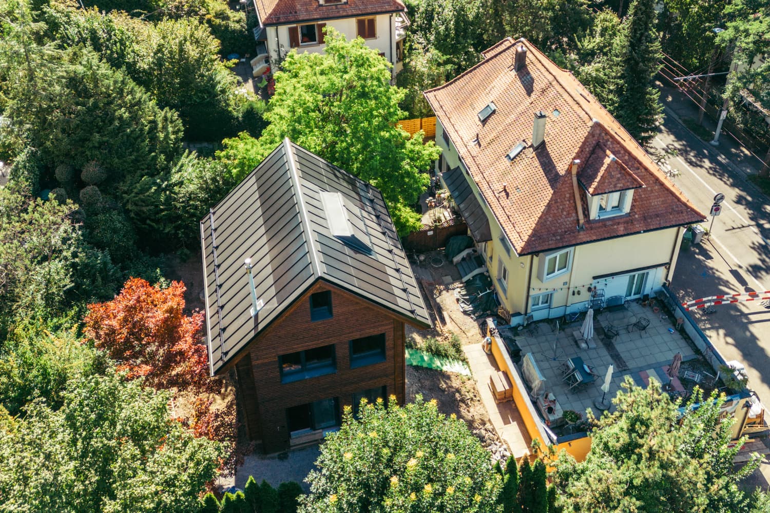 VIVĀN SIGNATURE Compact in Zürich-Wipkingen: das Haus im Garten der Baufamilie