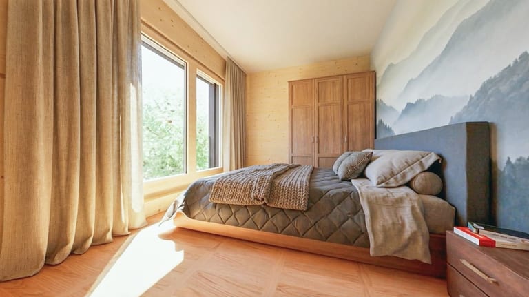 Mondhaus Resort Fiesch: Schlafzimmer mit Bergmotiv