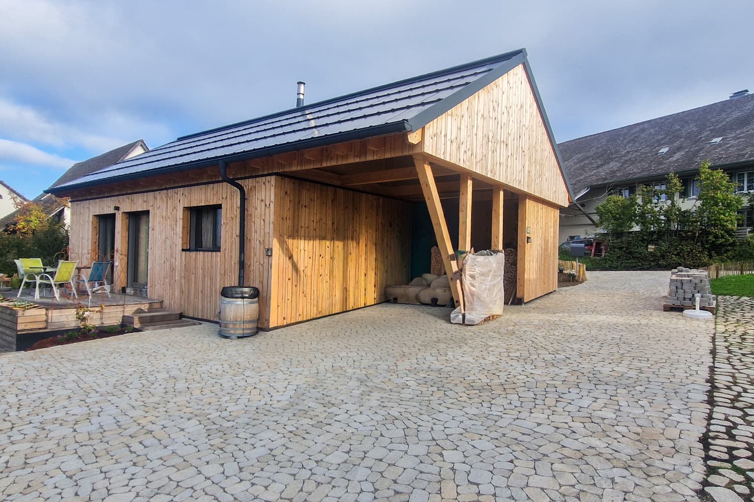 ZINIPI 3-ModulHaus in Gallenkirch AG: das fertige Haus mit Carport und gepflästertem Vorplatz