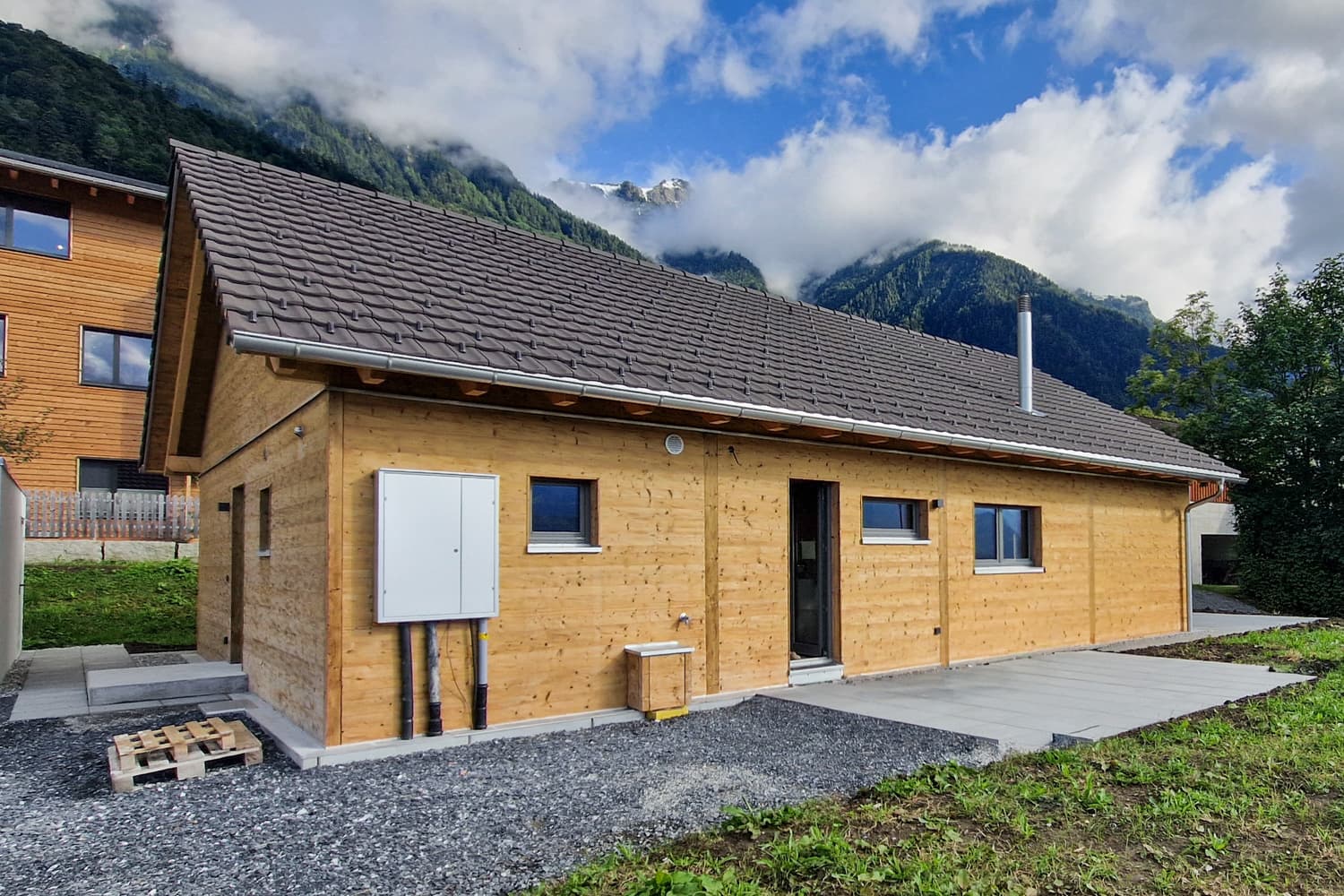 ZINIPI 4-ModulHaus in Triesen FL: Längsseite mit Ziegeldach vor den Bergen